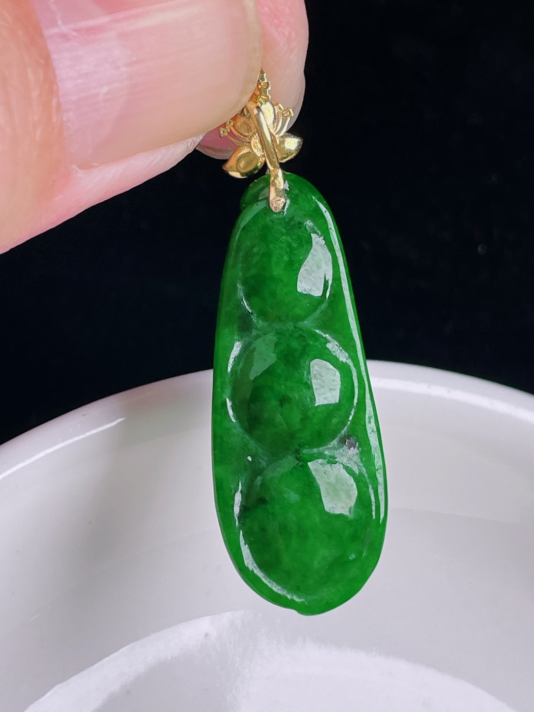辣绿豆子福豆，18k镶嵌，老种起光，细底通透，尺寸：38.5裸石32.2/13/7.1mm0905