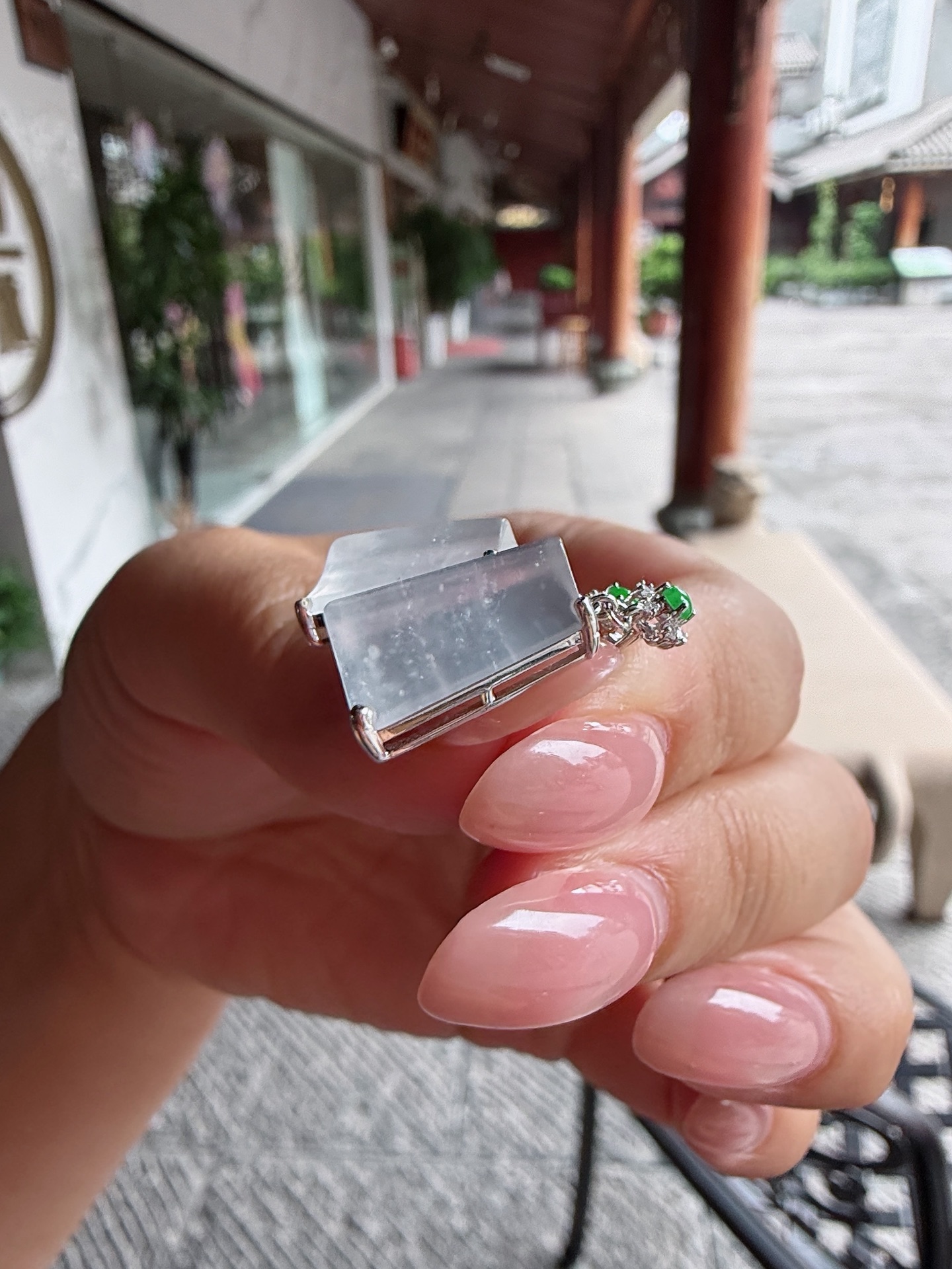 天然翡翠冰种素面耳钉，玉质透澈，莹润迷人，18K金镶嵌，无裂
