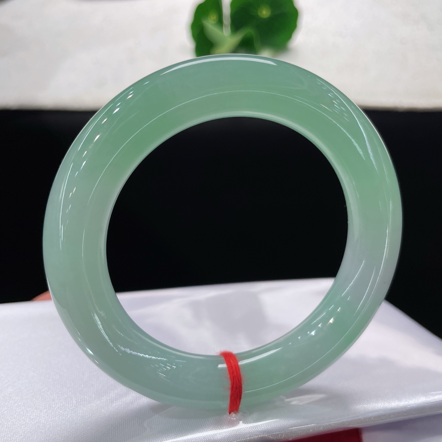 天然翡翠手镯，圈口57/12，冰晴绿胖圆条，57/58可戴，一汪晴水碧，温润入腕来，无裂。