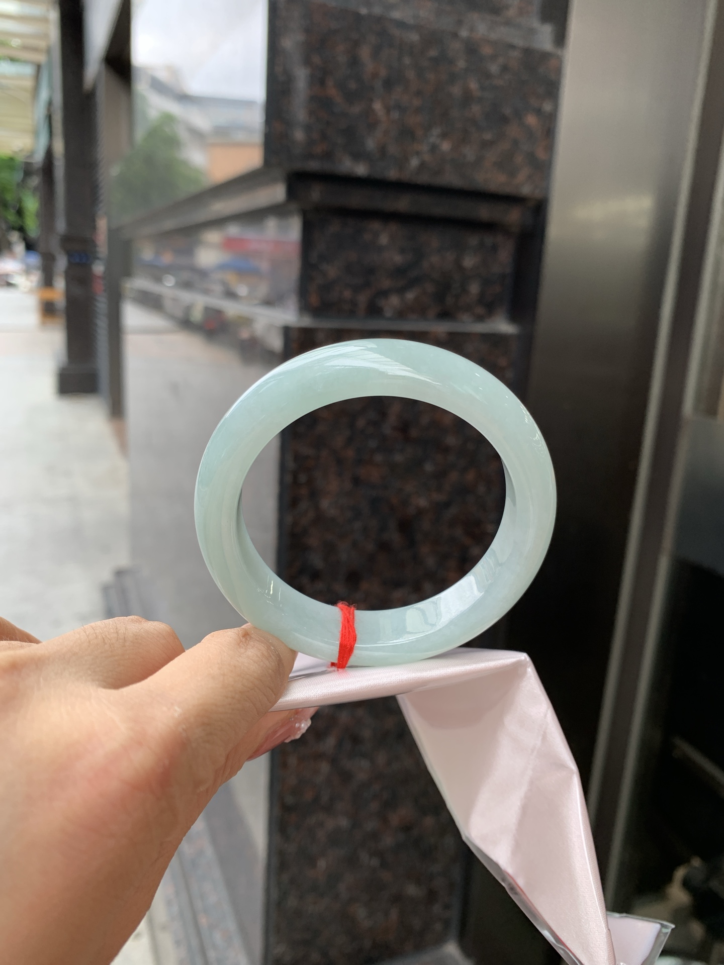 天空蓝正圈,0619-N1027-1,无裂，底妆水润，质地细腻，天空蓝底色均匀，由内而外散发出温婉气质，清爽治愈