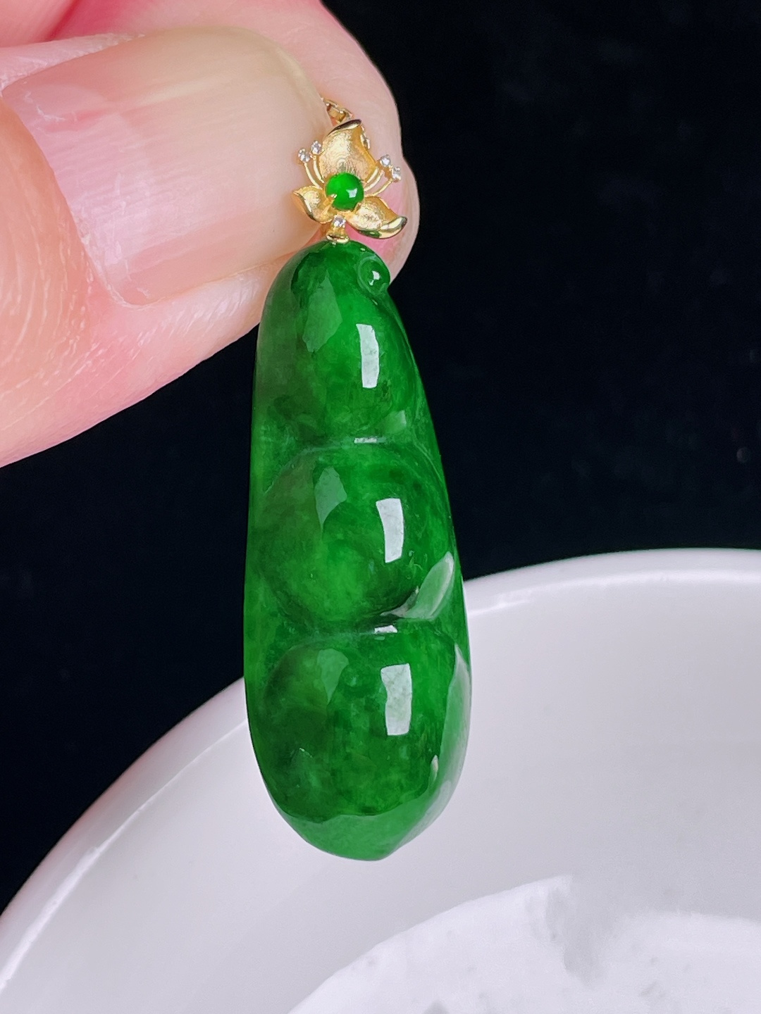辣绿豆子福豆，18k镶嵌，老种起光，细底通透，尺寸：38.5裸石32.2/13/7.1mm0905