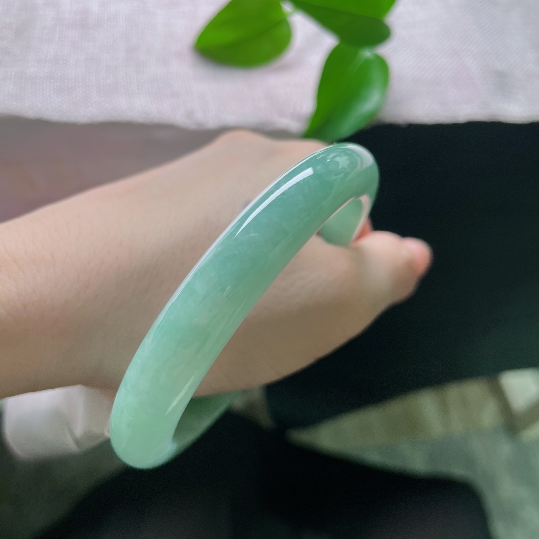 绿底正圈，晶体，大圈口，青调柔和衬肤色，不挑穿搭，日常通勤、新中式穿搭都能适配。ss57940a