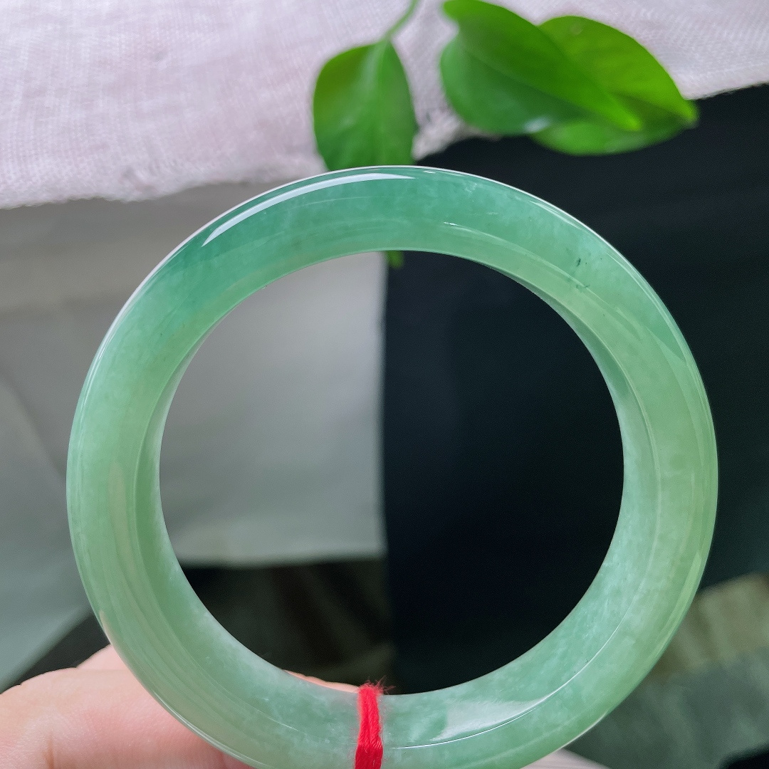 绿底正圈，有纹，温润青绿在腕间静静铺展，不张扬耀眼，于平凡烟火里，悄悄烘托佩戴者从容温婉的独特气质。