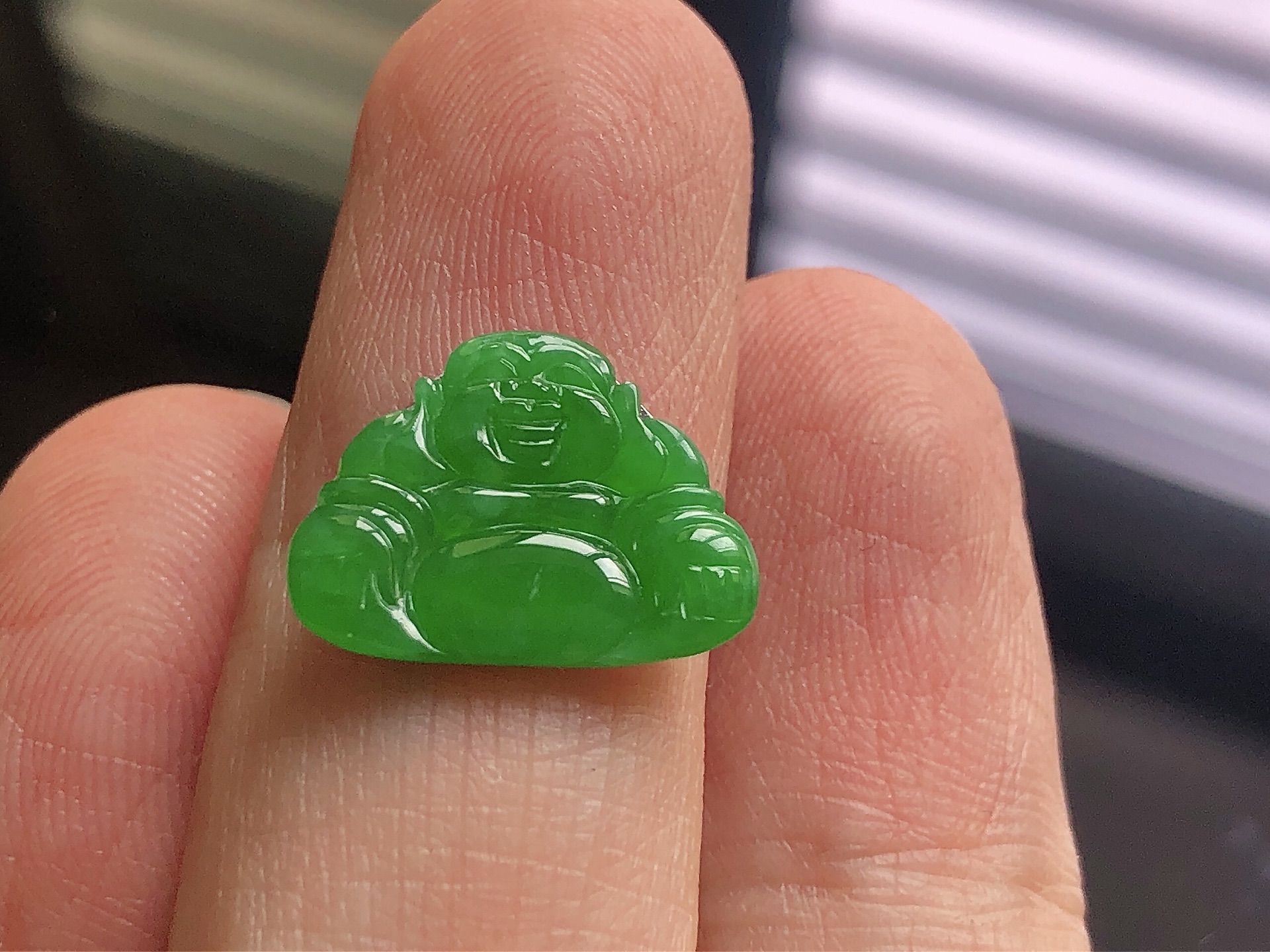 冰种阳绿佛公，色泽艳阳，通透水润，玉质细腻，夺目迷人，雕工精湛，面相慈祥大气，品相，无裂，尺寸16*