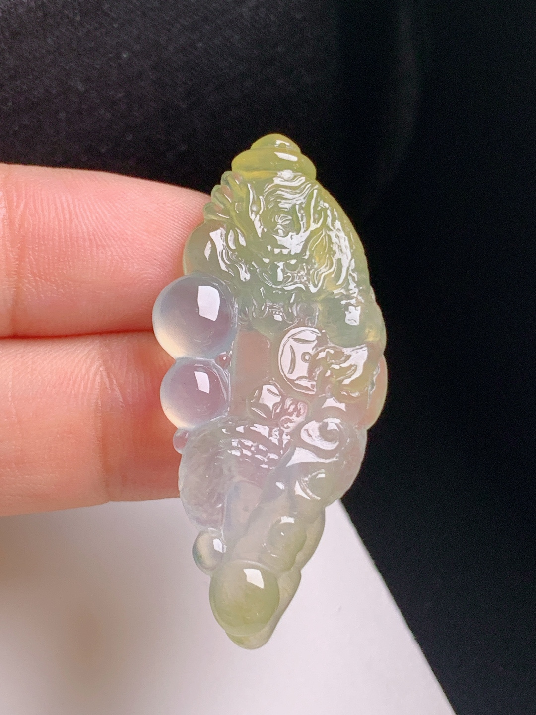 高冰黄翡龙牌，俏色双彩，雕工精细，招财纳福，胶感满满，080901