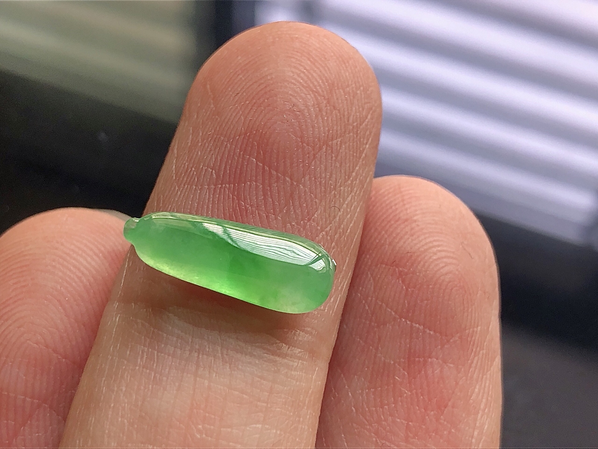 冰种阳绿福瓜，色泽艳阳，通透水润，玉质细腻，夺目迷人，镶嵌效果，品相，无裂，尺寸14.5*5.2*2.8