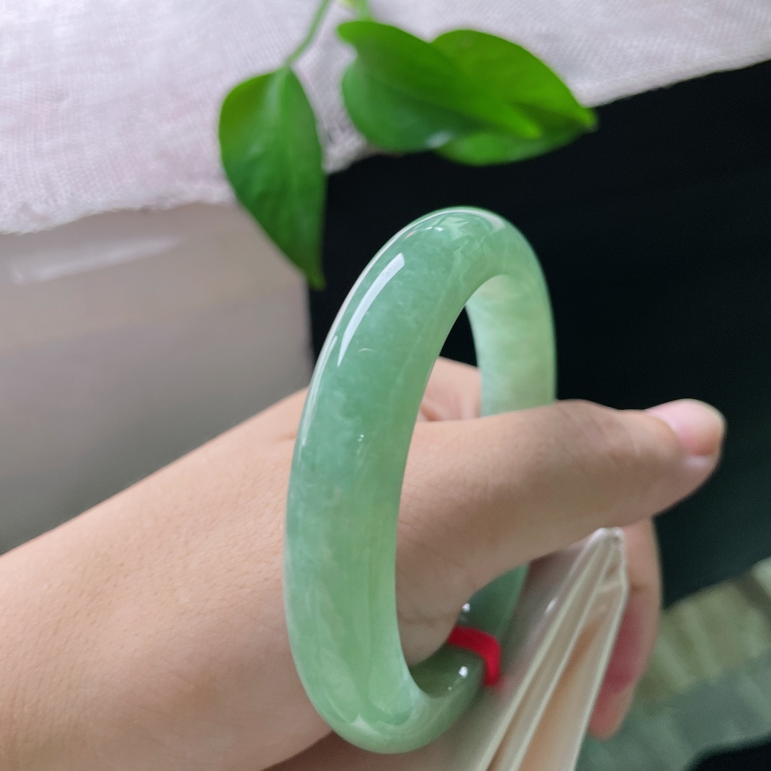 55.5/11.8/8.6，绿底正圈，无裂，鲜亮柔和的绿调衬肤显白，不管日常休闲穿搭还是国风衣裙，都适配度很高。ss58279a