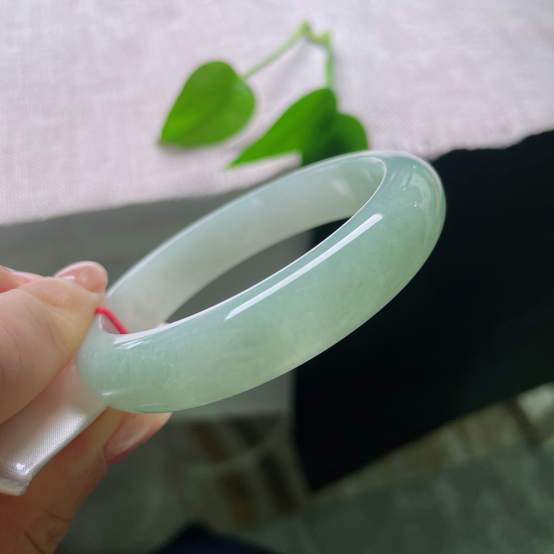 57/13/8.2，绿底正圈，无裂，颜色温柔衬肤，上手干净显气色，清爽耐看，久看也不会审美疲劳。ss57828a