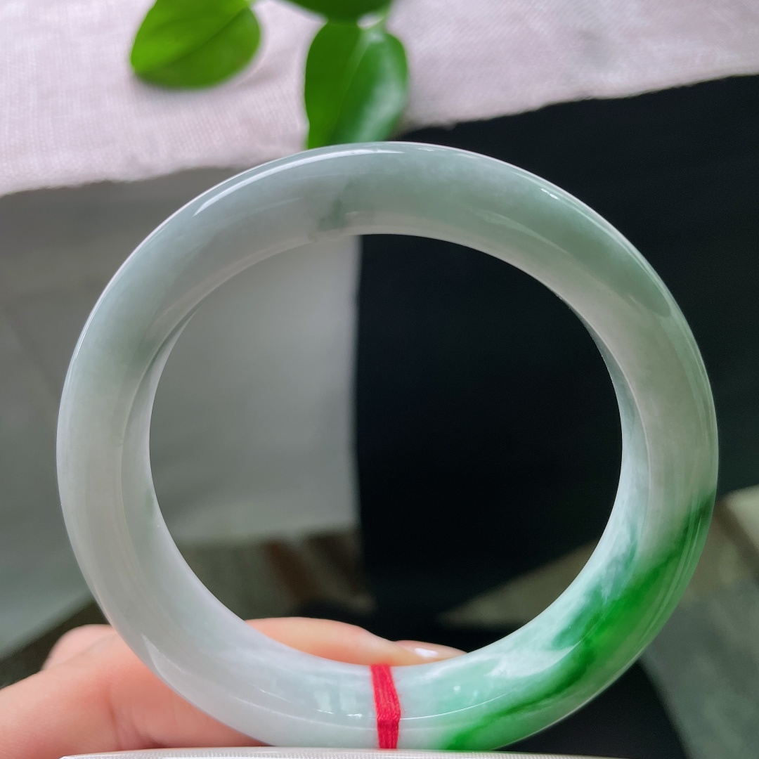 57/11.9/9.2，飘绿正圈，横纹，鲜亮的翠色集中于一隅，不漫天弥散，恰到好处成为整支镯子的点睛之笔，ss57985a