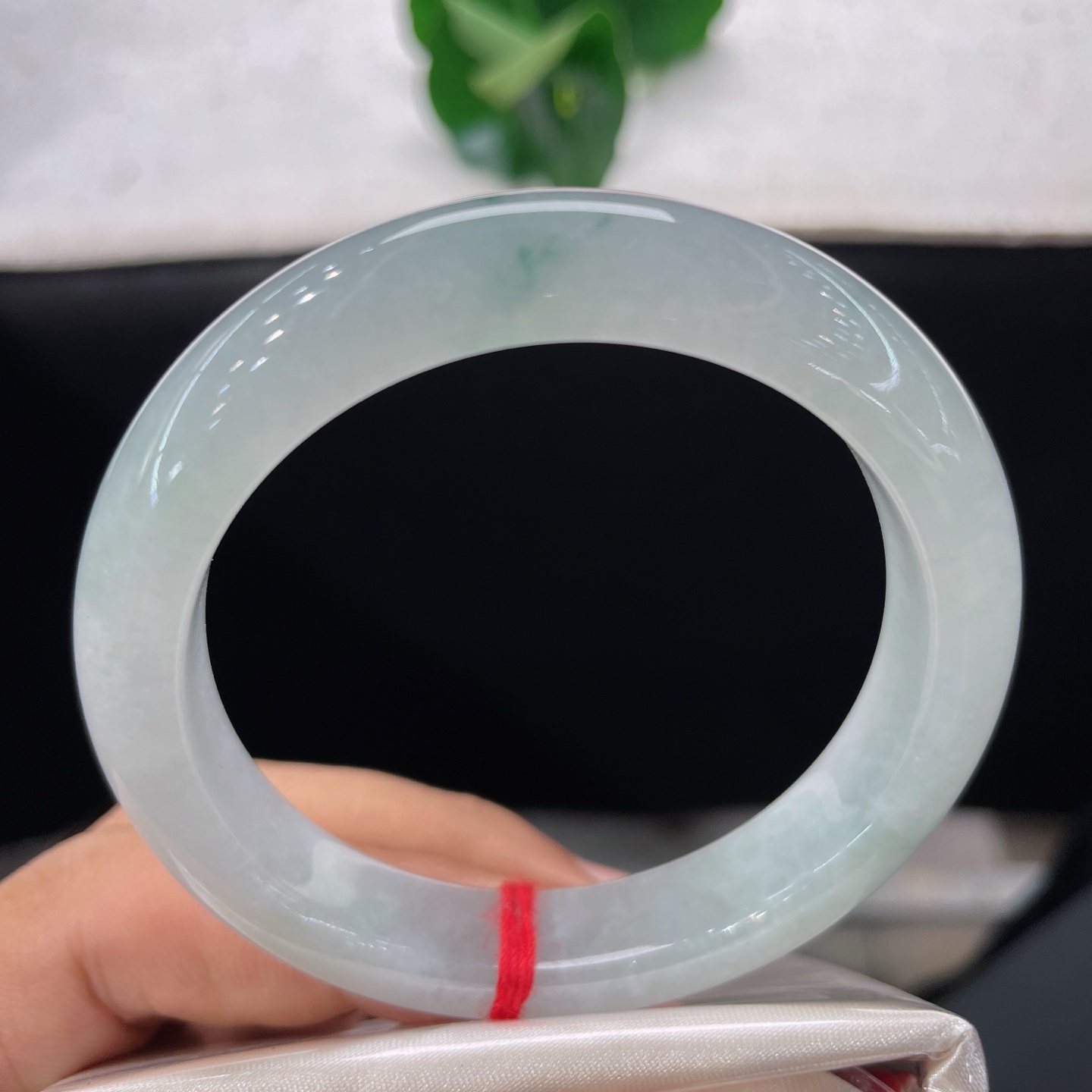 天然翡翠手镯 圈口52.8/10.8/8.5，冰飘花正圈，52/53/可戴，冰玉含轻翠，浅花漫玉环。微棉。