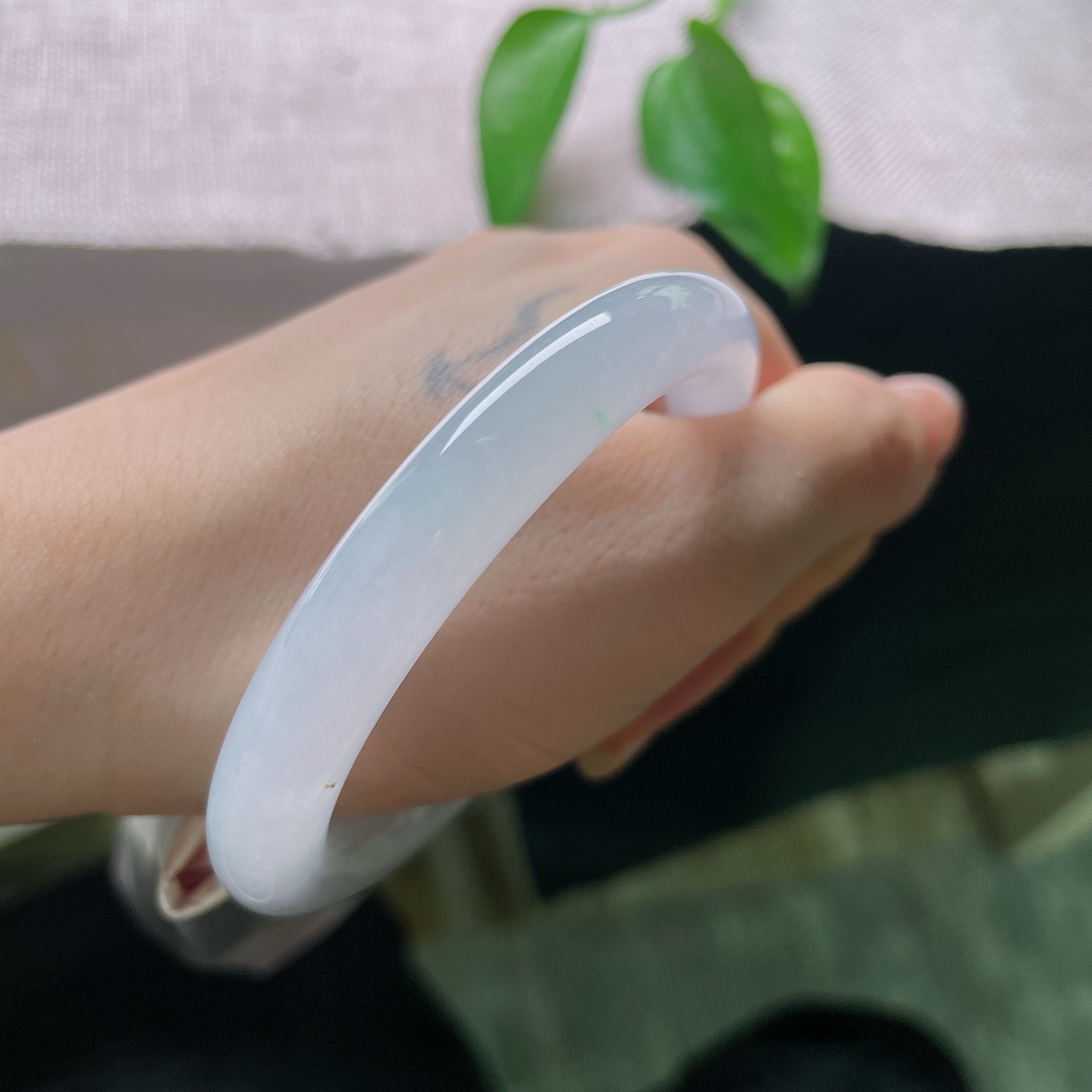 圆条，一点洒金，光线掠过镯面，水光缓缓流转，清灵通透，抬手之间尽显温婉干净的气质。ss58067a