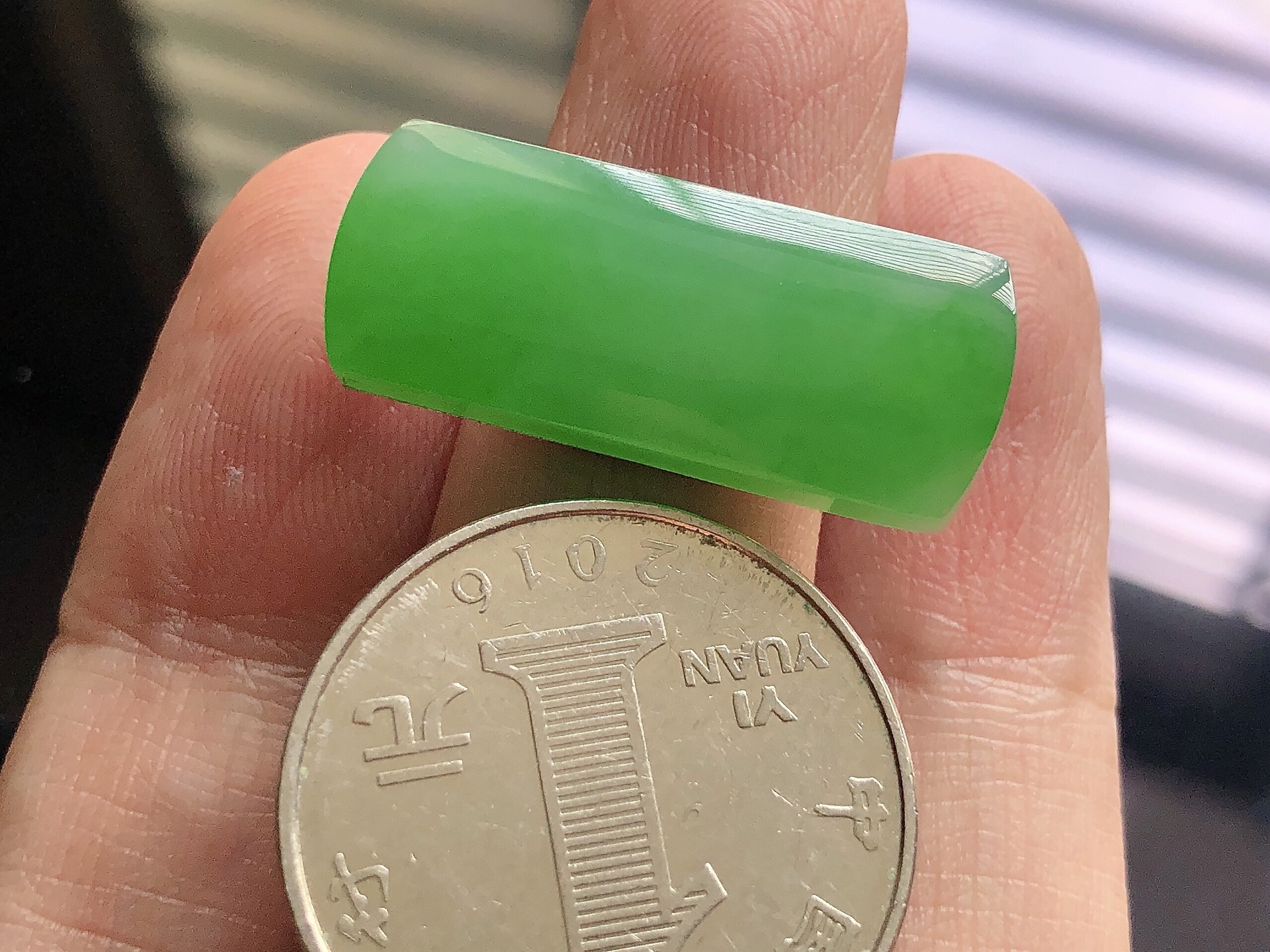 冰种阳绿马鞍，色泽艳阳，通透水润，玉质细腻，夺目迷人，镶嵌效果大气上档次，品相，无裂，尺寸28*11.5*5.6