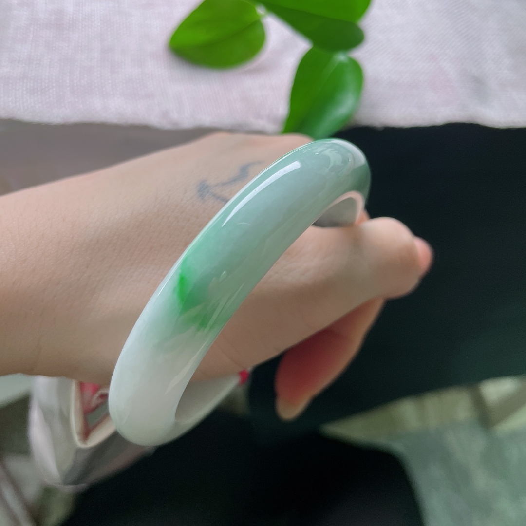 白底，飘绿，正圈，贵气，优雅，一点皮纹，优雅，耐看，ss57982a