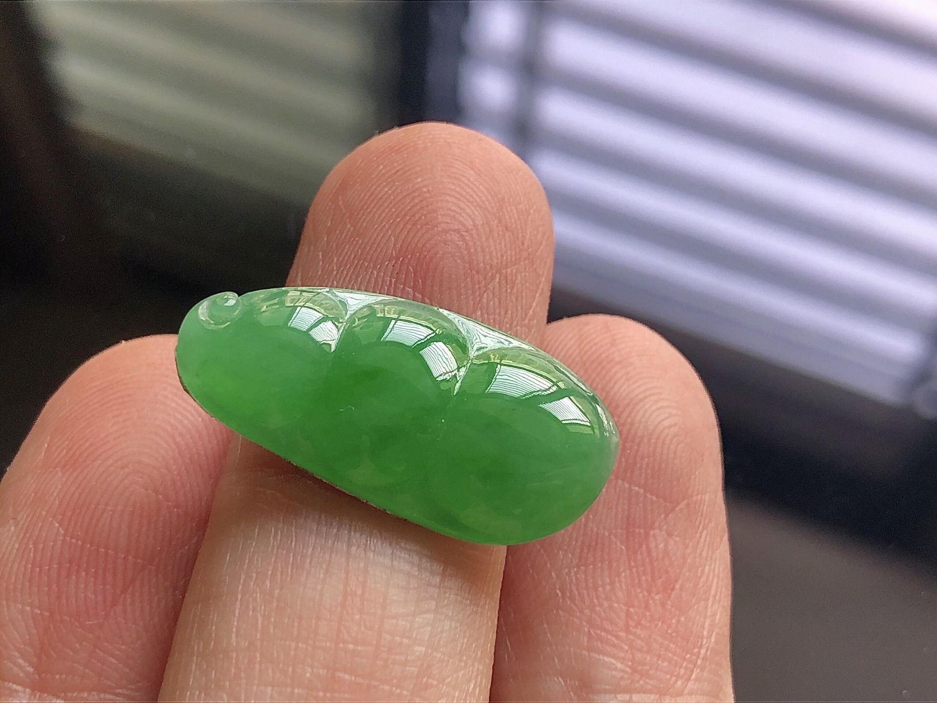 冰种阳绿福瓜，色泽艳阳，通透水润，玉质细腻，夺目迷人，镶嵌效果，品相，无裂，尺寸24.2*12*3.