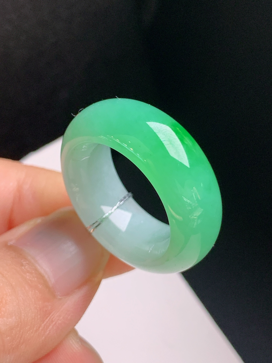 冰飘绿指环，种老细腻，翠色灵动，大气百搭，裸石27.3-9.3-5.2，圈口15