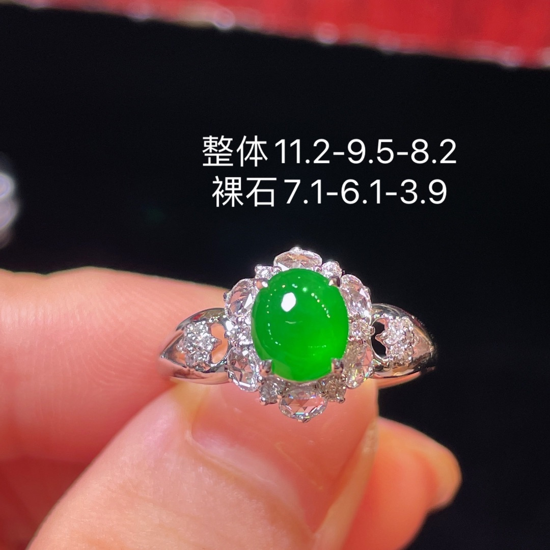 翡翠A货蛋面戒指，阳绿满色，料子冰润细腻，种老起光，18k金镶真钻，上身佩戴效果很好，尺寸如图，1