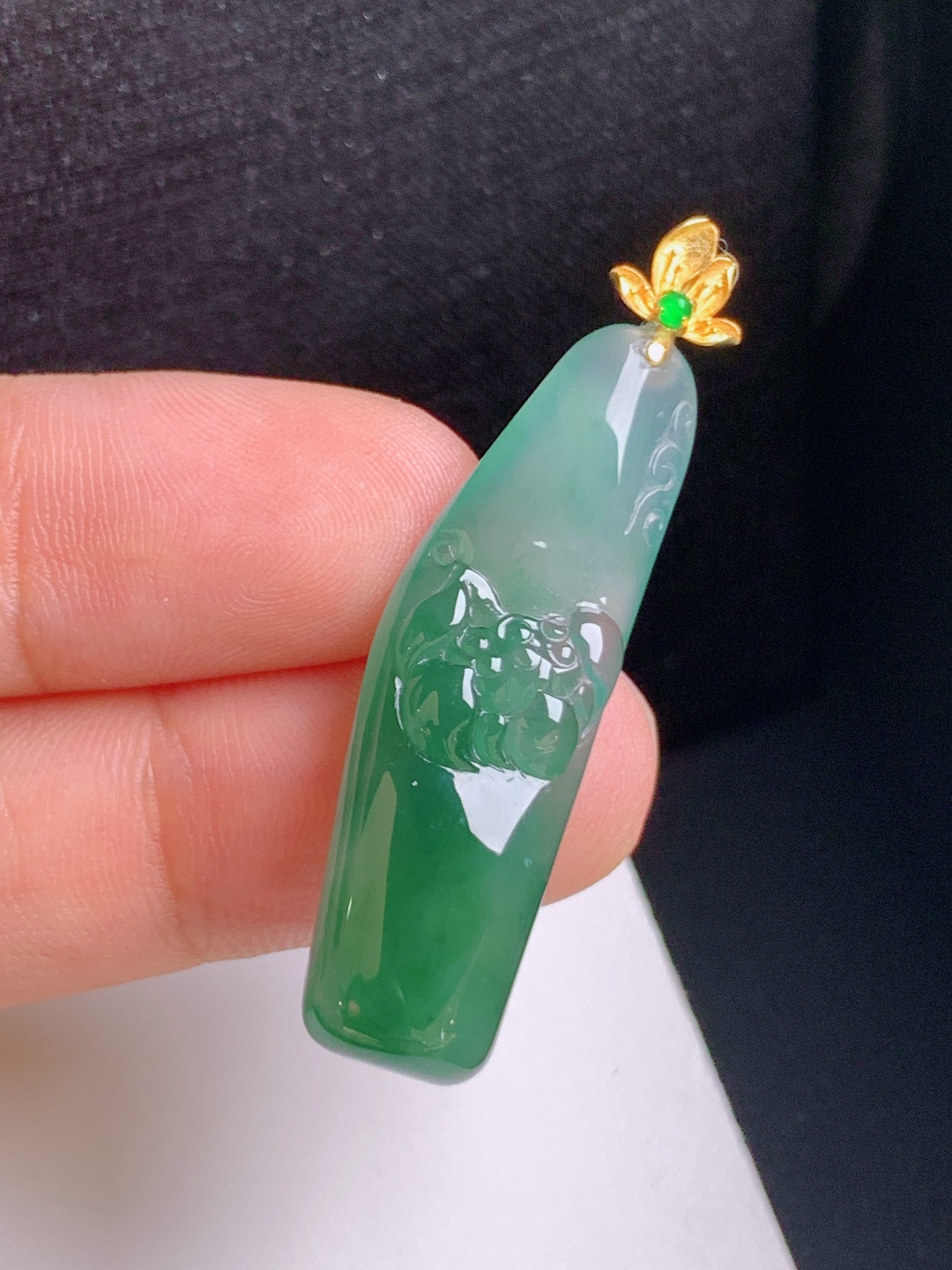高冰晴绿荷花吊坠，冰种起光，翠色浓郁，精工雕刻，和和美美,080901