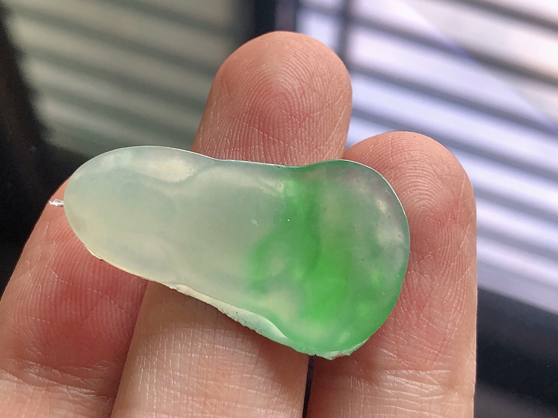 冰种阳绿观音，色泽艳阳，通透水润，玉质细腻，夺目迷人，雕工精湛，面相慈祥，品相，无裂，尺寸32.5*18.6*2.5