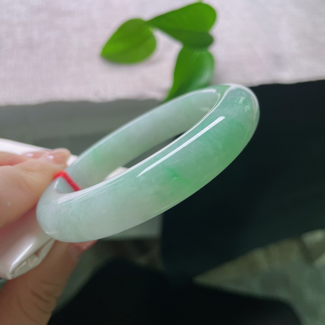 55.8/12.6/9.4，飘花正圈，无裂，一边清浅冰底，一边晕染温润翠色，色彩自然过渡，一半清雅，一半葱茏，山水意境浑然天成。ss57968a