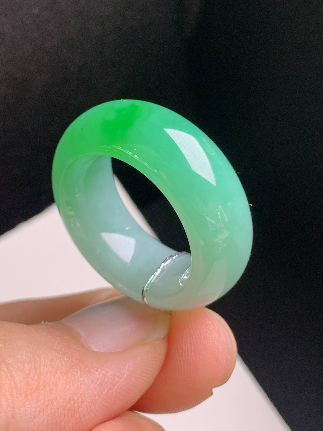 冰飘绿指环，种老细腻，翠色灵动，大气百搭，裸石27.3-9.3-5.2，圈口15