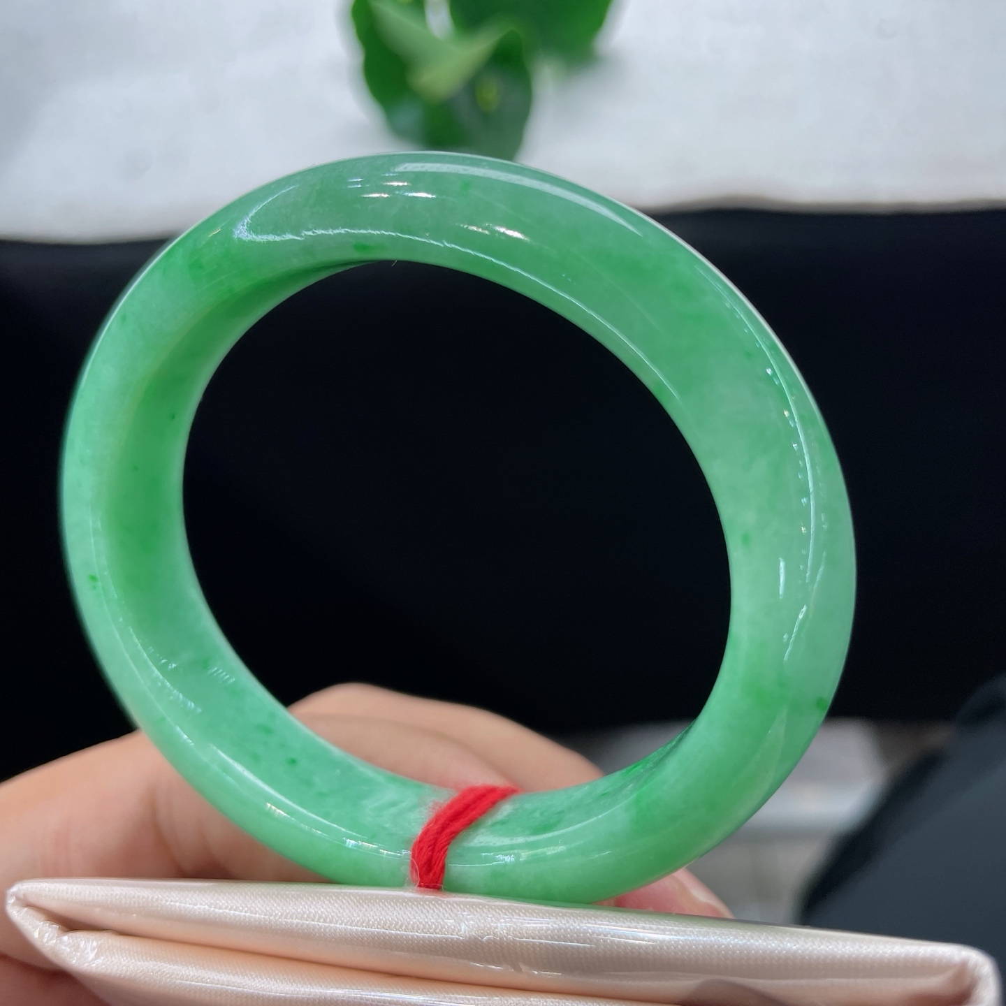 天然翡翠手镯，圈口54.8/11.6/8.2，满色贵妃手镯，53/54可戴，翠色盈环镯，清辉绕玉肌，微纹