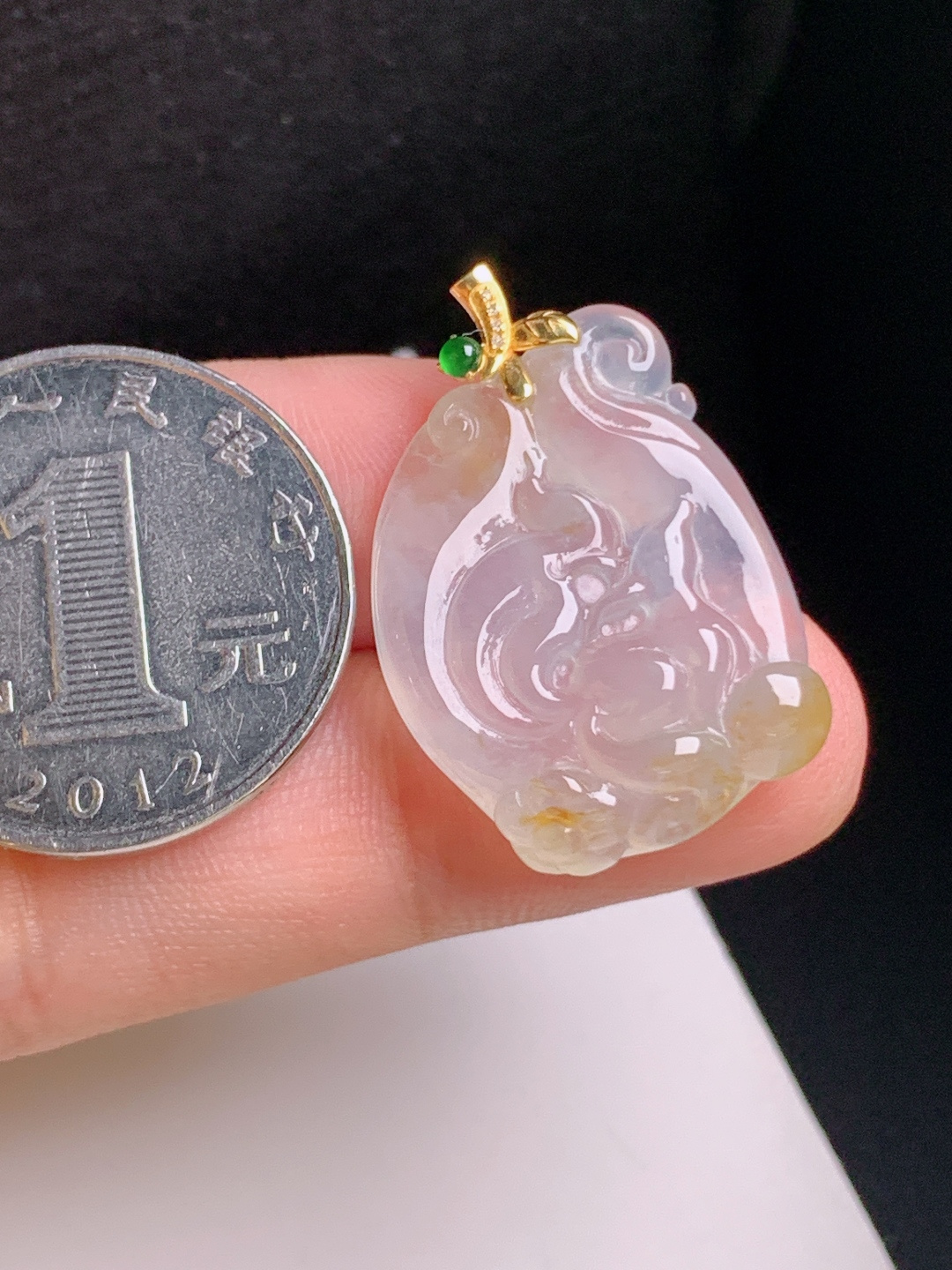 冰黄翡九尾狐吊坠，俏黄点缀，冰感清透，金扣镶嵌，福寿双全，裸石26-19.5-5.129，080901
