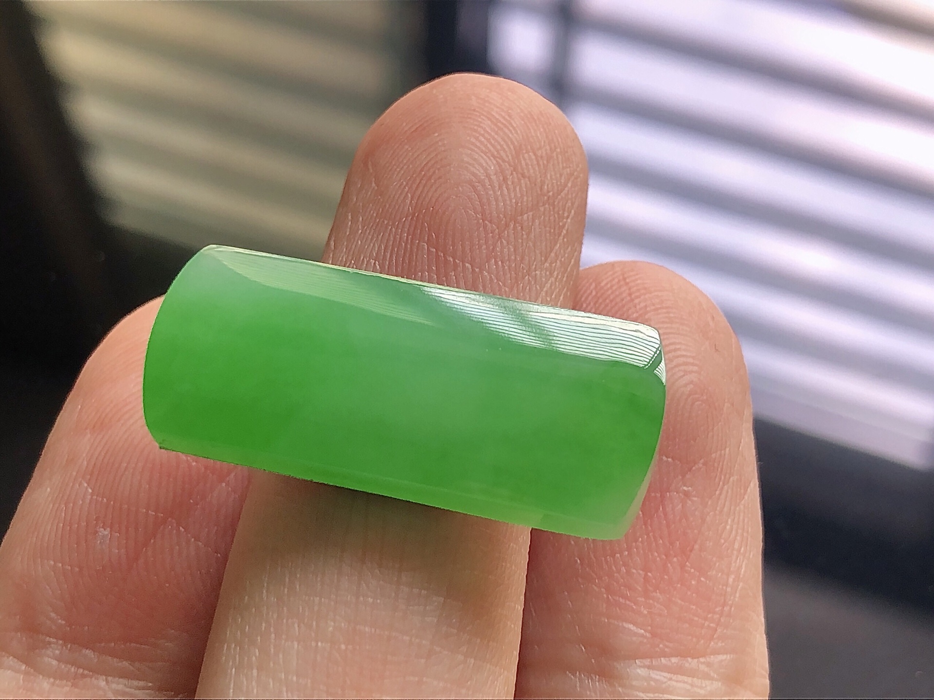 冰种阳绿马鞍，色泽艳阳，通透水润，玉质细腻，夺目迷人，镶嵌效果大气上档次，品相，无裂，尺寸28*11.5*5.6