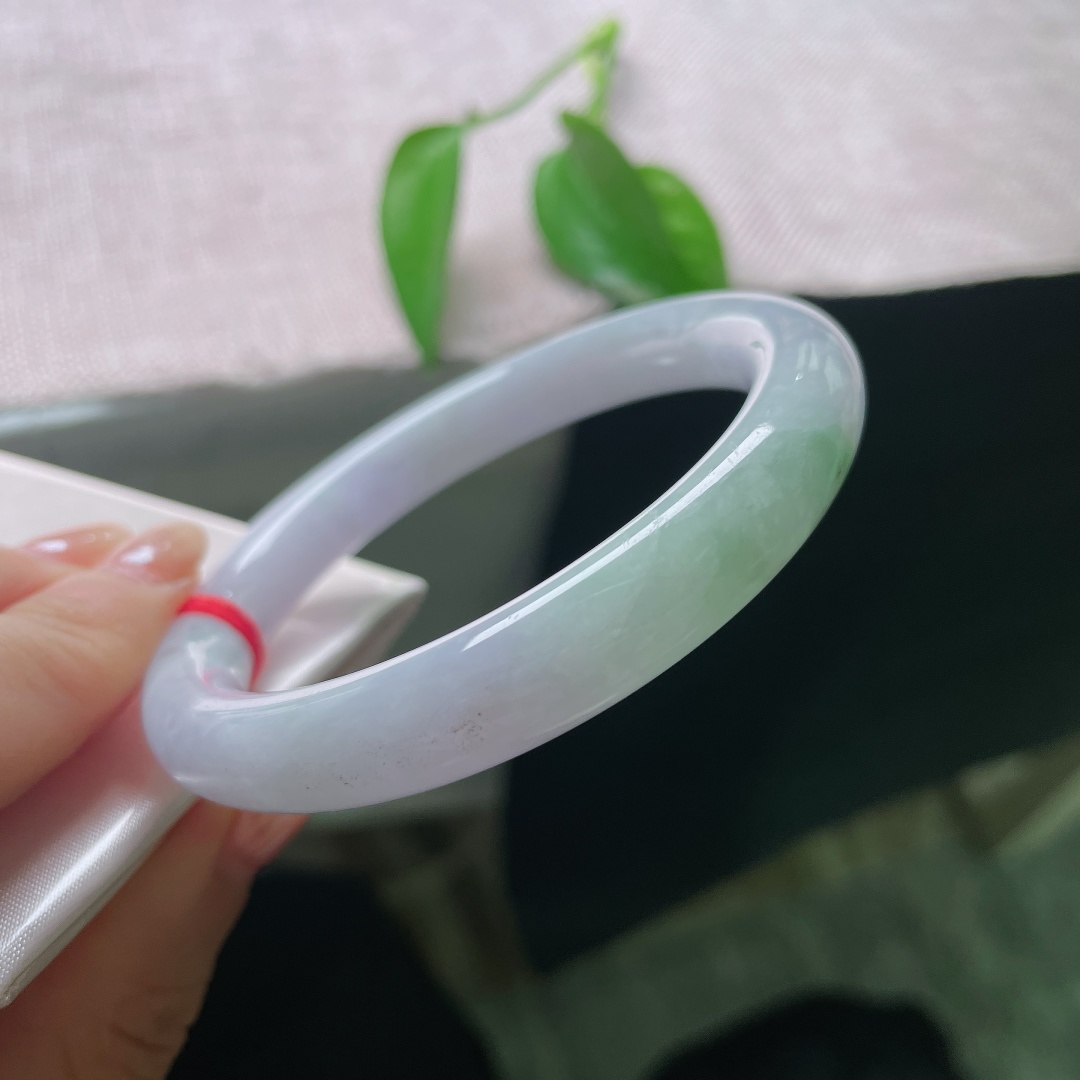 圆条，一点皮纹，淡紫春彩平安镯晕染温柔的浅紫底色，如烟似雾，一角晕开清新翠色，紫绿相融，春意缱绻。ss57879a