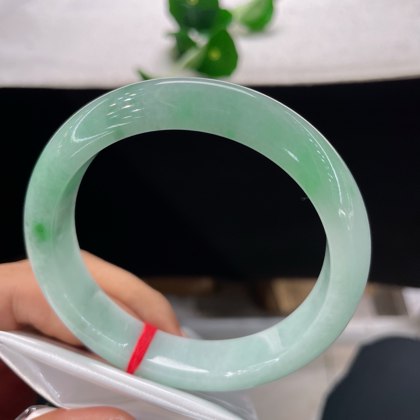 翡翠手镯，圈口60.8/13.2/8.6，细糯绿底正圈，60/61可戴，一镯含浅翠，清色自天成，无裂