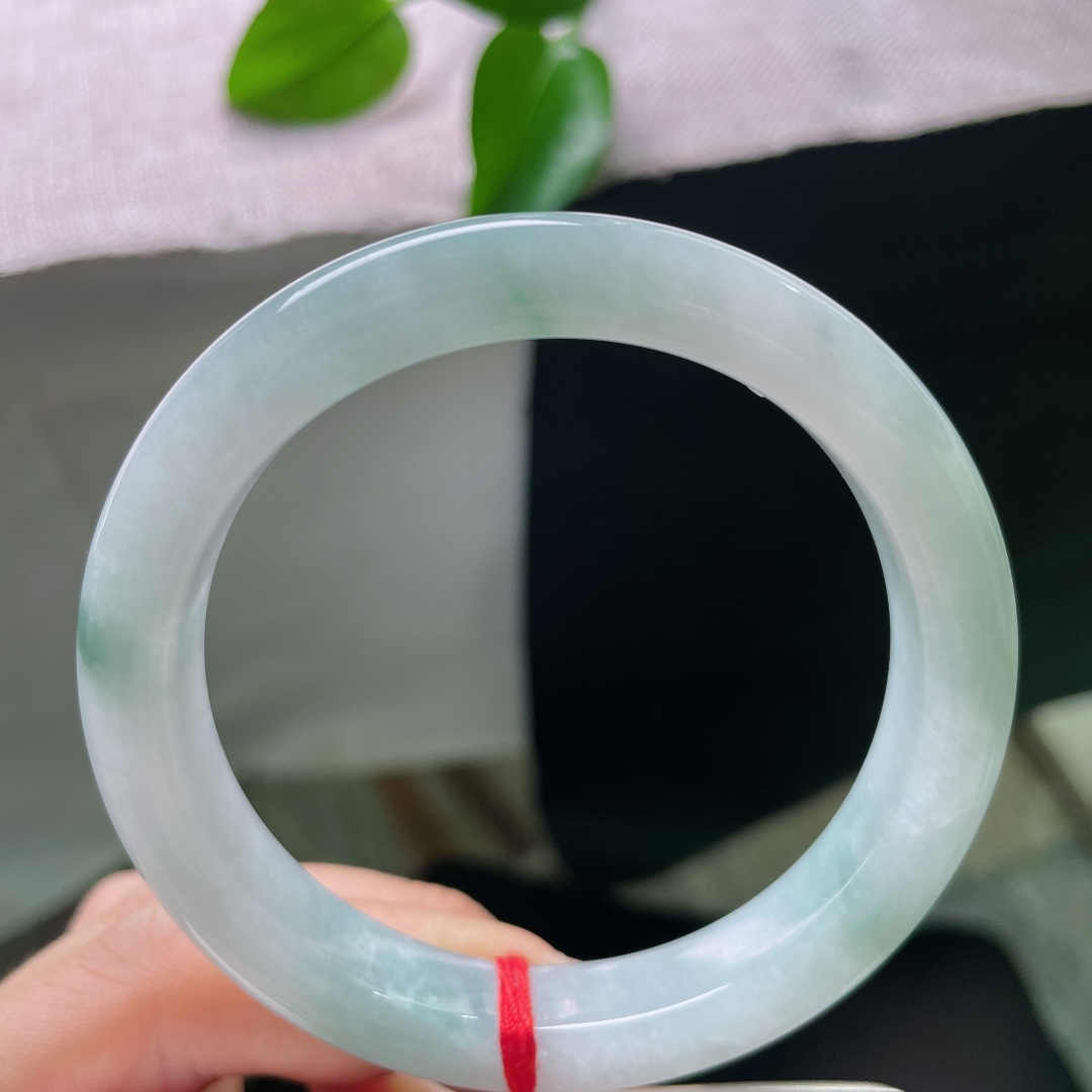 56/10.5/8.8，飘花正圈，皮纹，光线缓缓抚过镯面，深浅不一的飘花随之舒展，每一缕花色都是大自然落笔，ss57953a