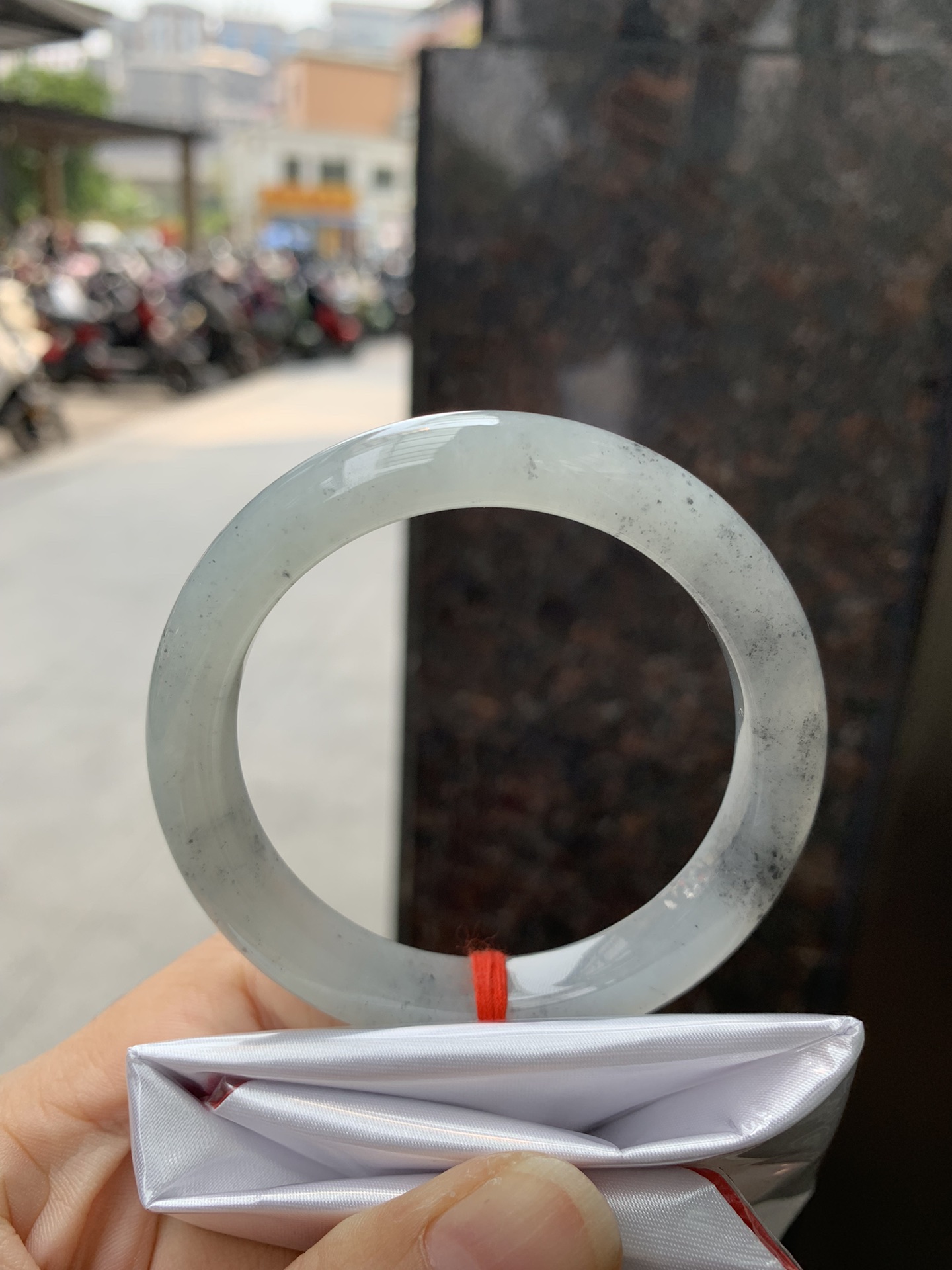 冰乌鸡正圈,打灯细纹，不影响，底妆水润细腻，乌鸡种的黑寓意着高贵，神秘，个性，甜酷风的搭配，底妆带点淡淡晴底，与国风，休闲风搭配都很适合，简直白搭