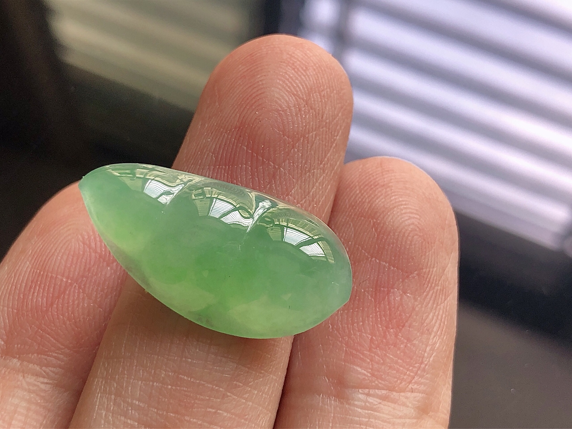冰种阳绿福豆，色泽艳阳，通透水润，玉质细腻，夺目迷人，镶嵌效果，品相，无裂，尺寸25.7*12.7*7