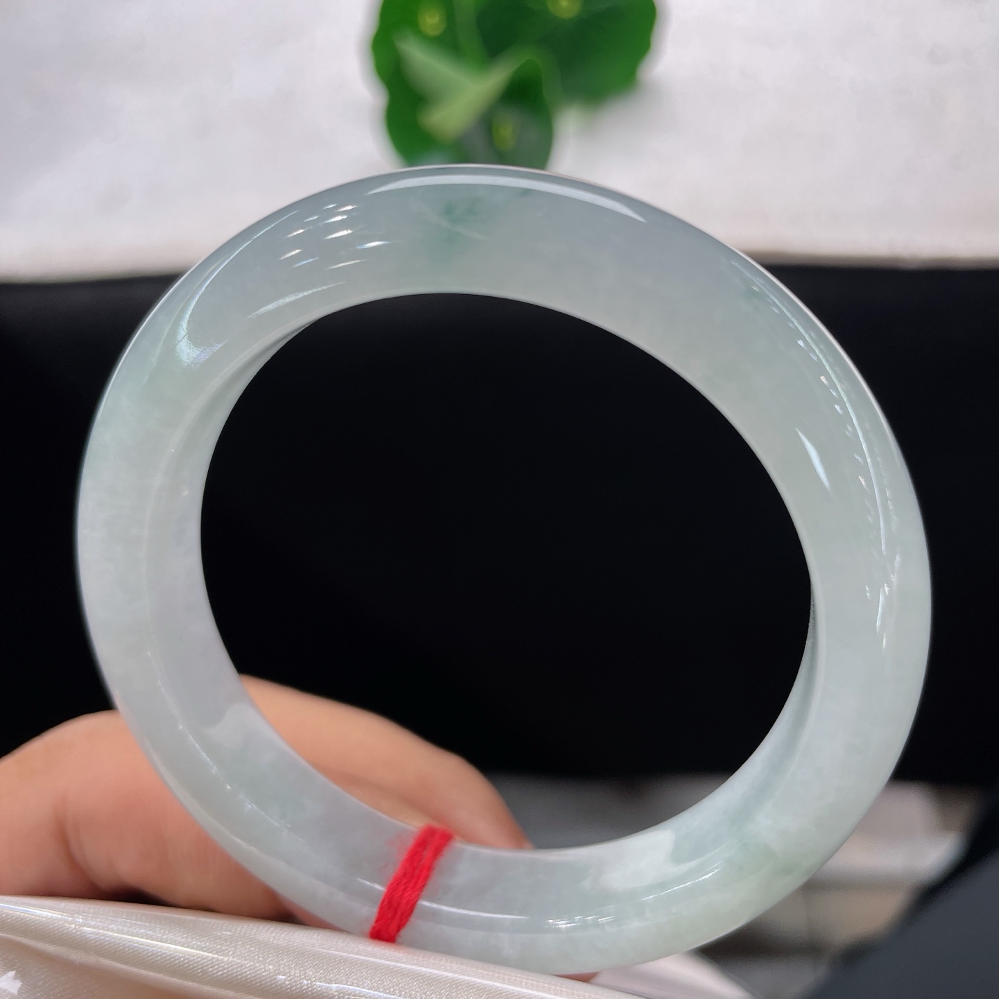 天然翡翠手镯 圈口52.8/10.8/8.5，冰飘花正圈，52/53/可戴，冰玉含轻翠，浅花漫玉环。微棉。