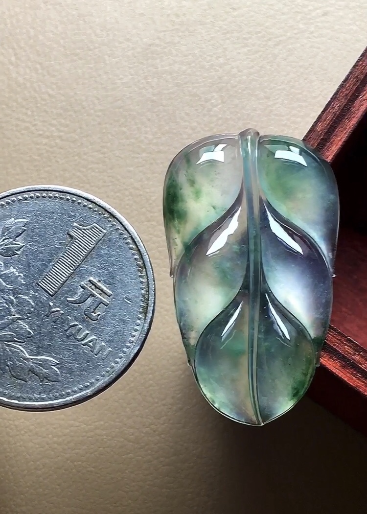 玻璃种绿花叶子，飘花青翠灵动，冰透起光，无裂尺寸34.5*20.6*4