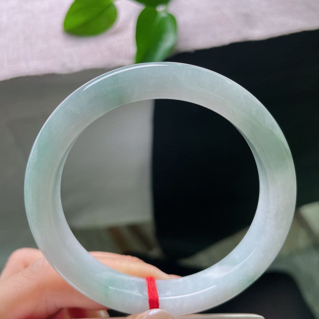 56/10.5/8.8，飘花正圈，皮纹，光线缓缓抚过镯面，深浅不一的飘花随之舒展，每一缕花色都是大自然落笔，ss57953a
