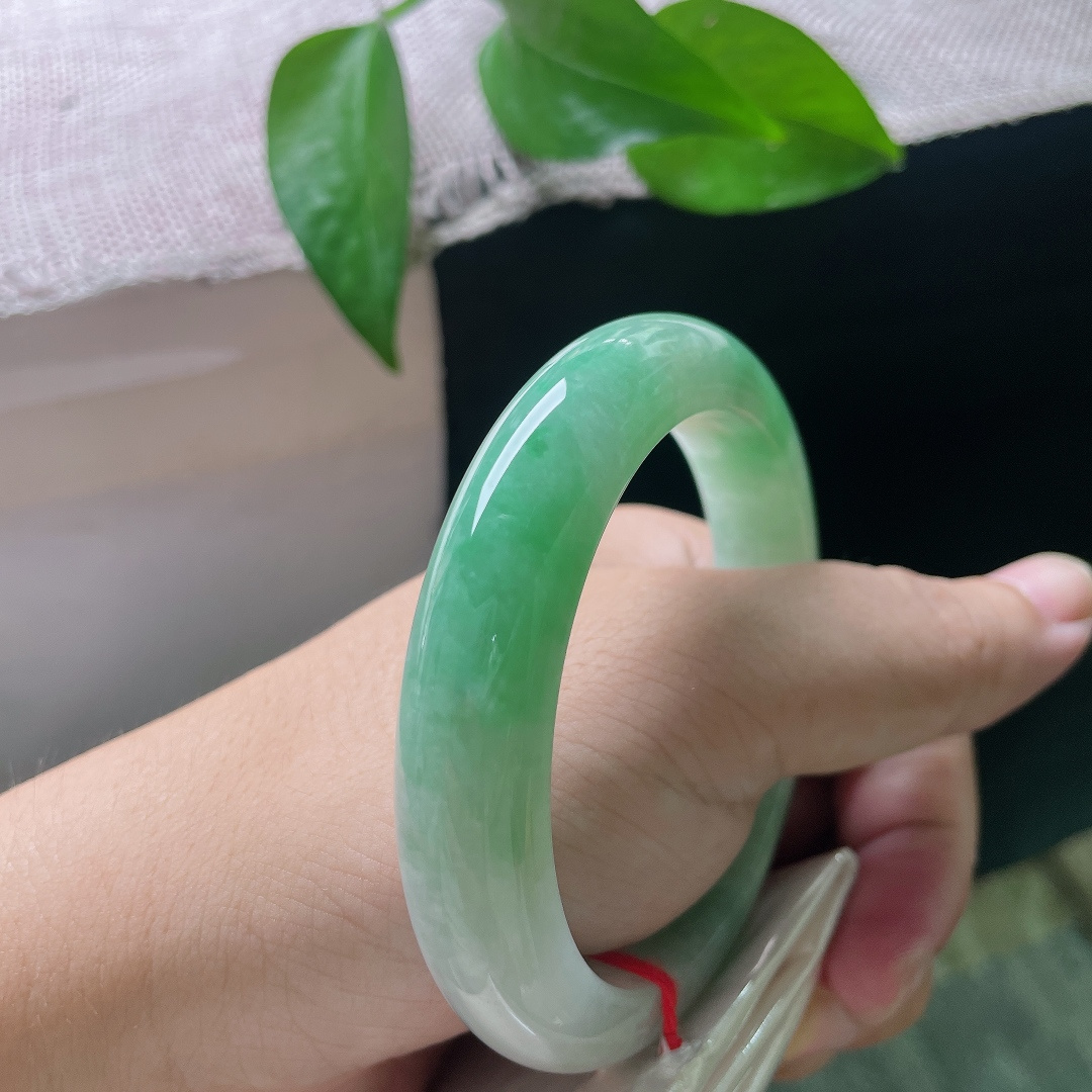 56/12.2/9.3，飘绿正圈，无裂，翠色温润铺展镯身，色泽柔和饱满，上手自带端庄大气的大家风范。ss57973a