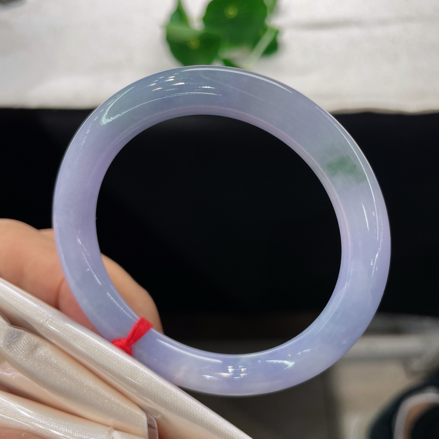 【翡翠手镯】圈口51.8/8.7，圆条，正圈53/54可戴，仿若紫雾衔春，质地澄澈莹润。淡紫氤氲，一抹翠色悄然点缀。细微纹。