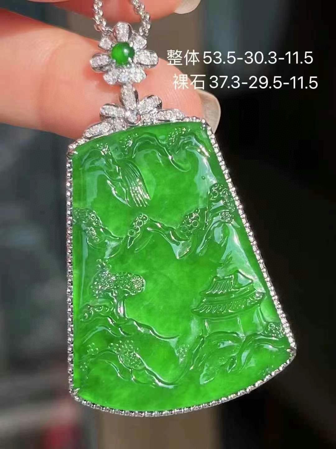 满色辣绿意境山水牌吊坠，大气尺寸细腻感十足，辣绿品质，种好起光，无裂