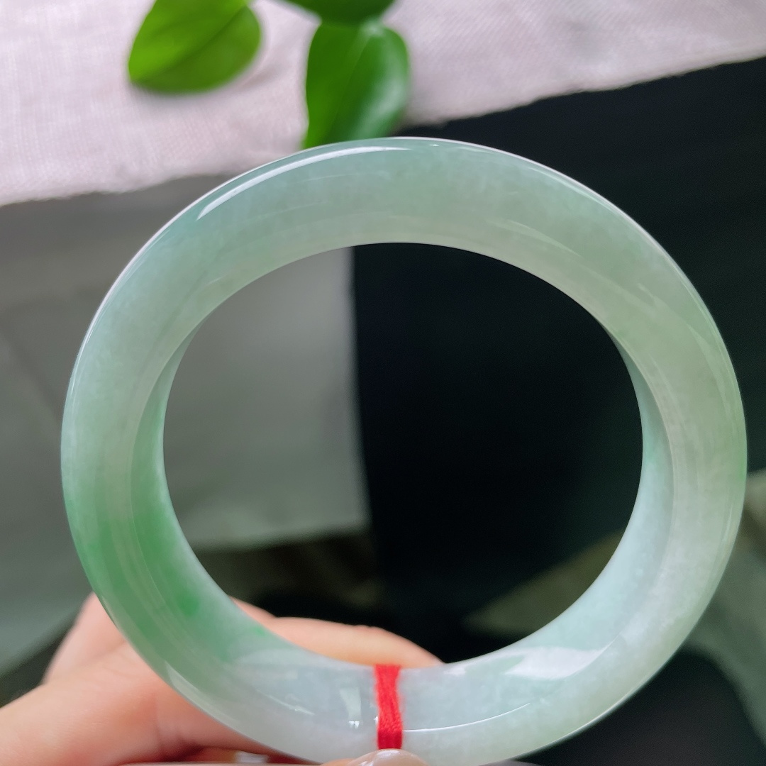 55.8/12.6/9.4，飘花正圈，无裂，一边清浅冰底，一边晕染温润翠色，色彩自然过渡，一半清雅，一半葱茏，山水意境浑然天成。ss57968a