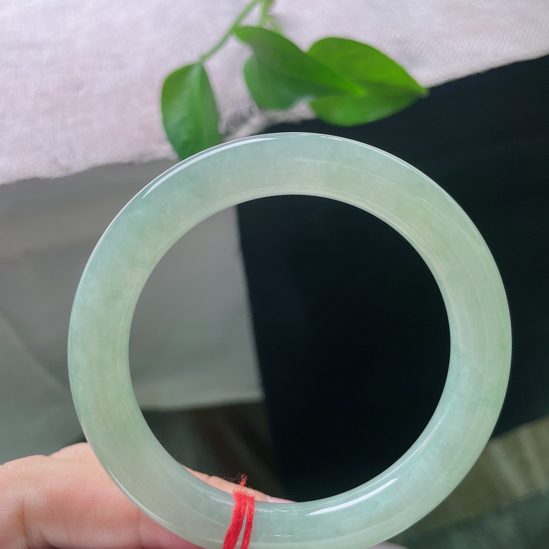 绿底圆条，无裂，玉质细腻温润，种质扎实，镯面光泽莹润柔和，上手触感顺滑，玉感十足。ss58004a