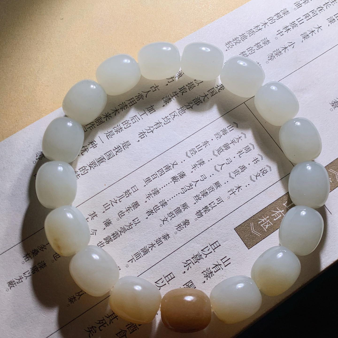 新疆和田玉且末糖手串 单颗尺寸12/10重35克 玉质细腻油润。手推出油。佩戴高端典雅。lt260905