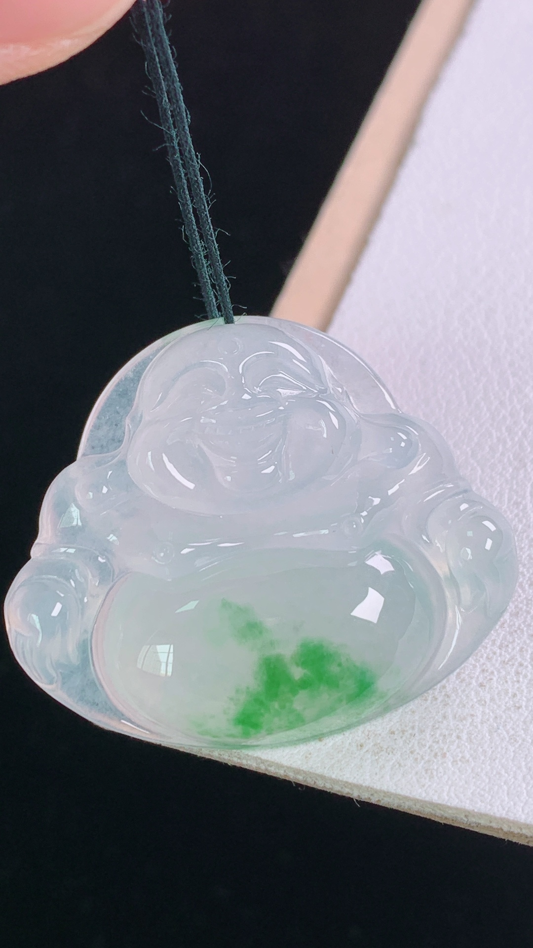 冰飘绿佛公，翠色灵动，水润细腻，无裂，尺寸:27.1-32.5-6.5mm
