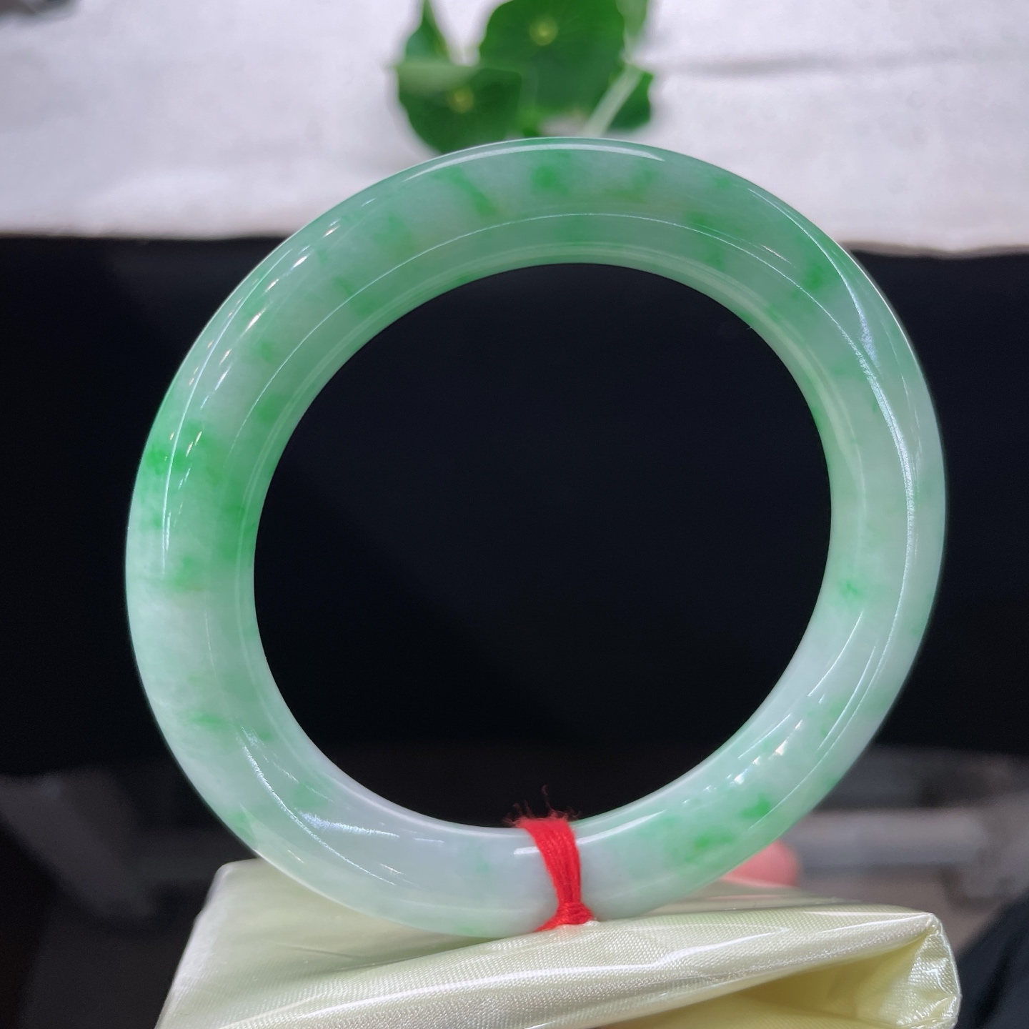 【翡翠手镯】圈口58/11.2/10.6，飘绿胖圆条，正圈59/60可戴，仿若春草漫汀，质地温润澄澈