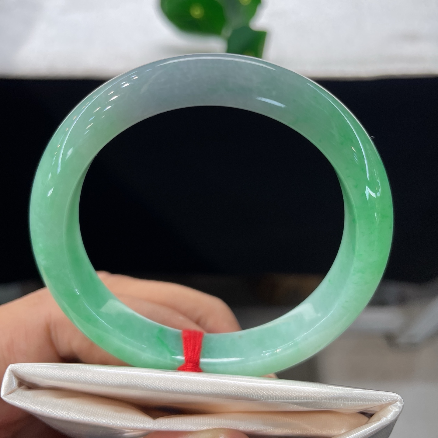 翡翠手镯 圈口53/10.6/7.8，甜果绿正圈，52/53可戴，翠色入腕，春意长存，一镯碧润，温婉一生，无裂