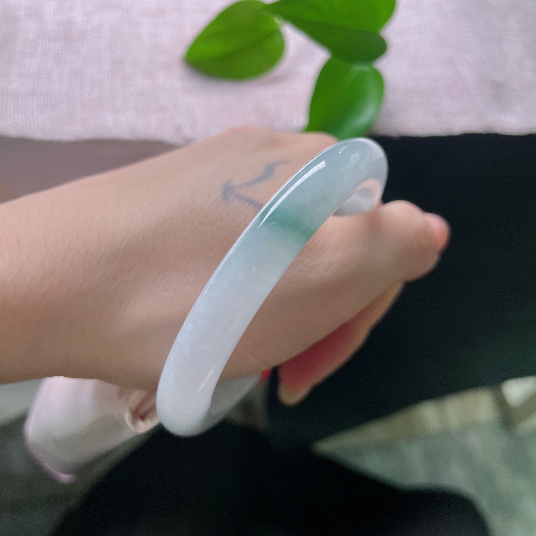 飘花正圈，一点皮纹，它的美在于适度留白，仅以一处飘花作为点睛，繁简平衡，窄版，适合纤纤小手，ss57955a
