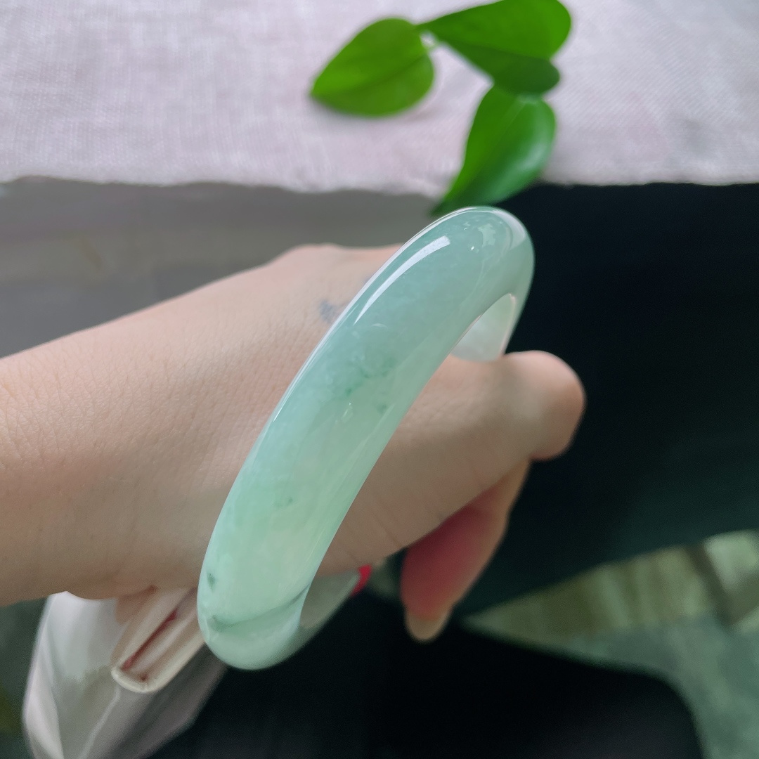 飘花正圈，无裂，玉质细腻温润，镯身泛着盈盈水光，种水清爽通透，上手冰润舒适，质感柔和。ss58031a