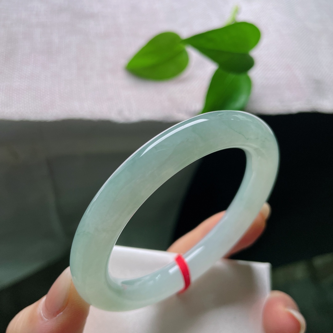 飘绿圆条，有纹，满圈清润的湖水色调沉静流淌，质感冰润内敛，自带清冷静谧的氛围感。ss58225a