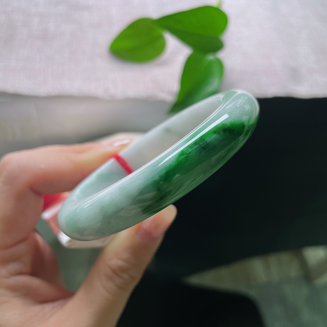 57/11.9/9.2，飘绿正圈，横纹，鲜亮的翠色集中于一隅，不漫天弥散，恰到好处成为整支镯子的点睛之笔，ss57985a