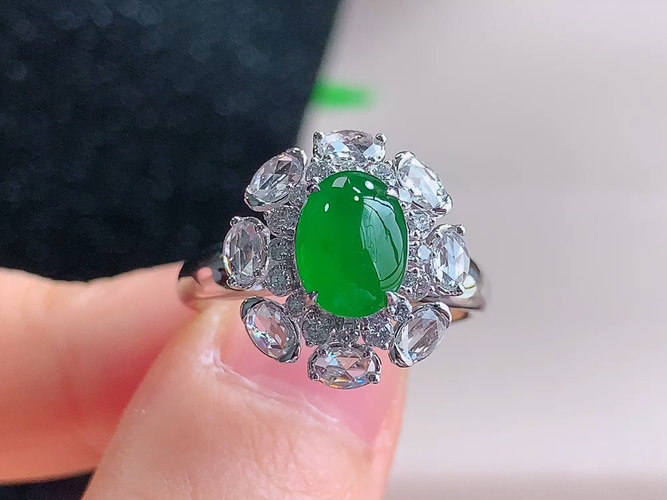 ️ 18K金伴钻绿蛋戒指，尺寸8.1-6.4-4.4mm，圈口13，包A附证书