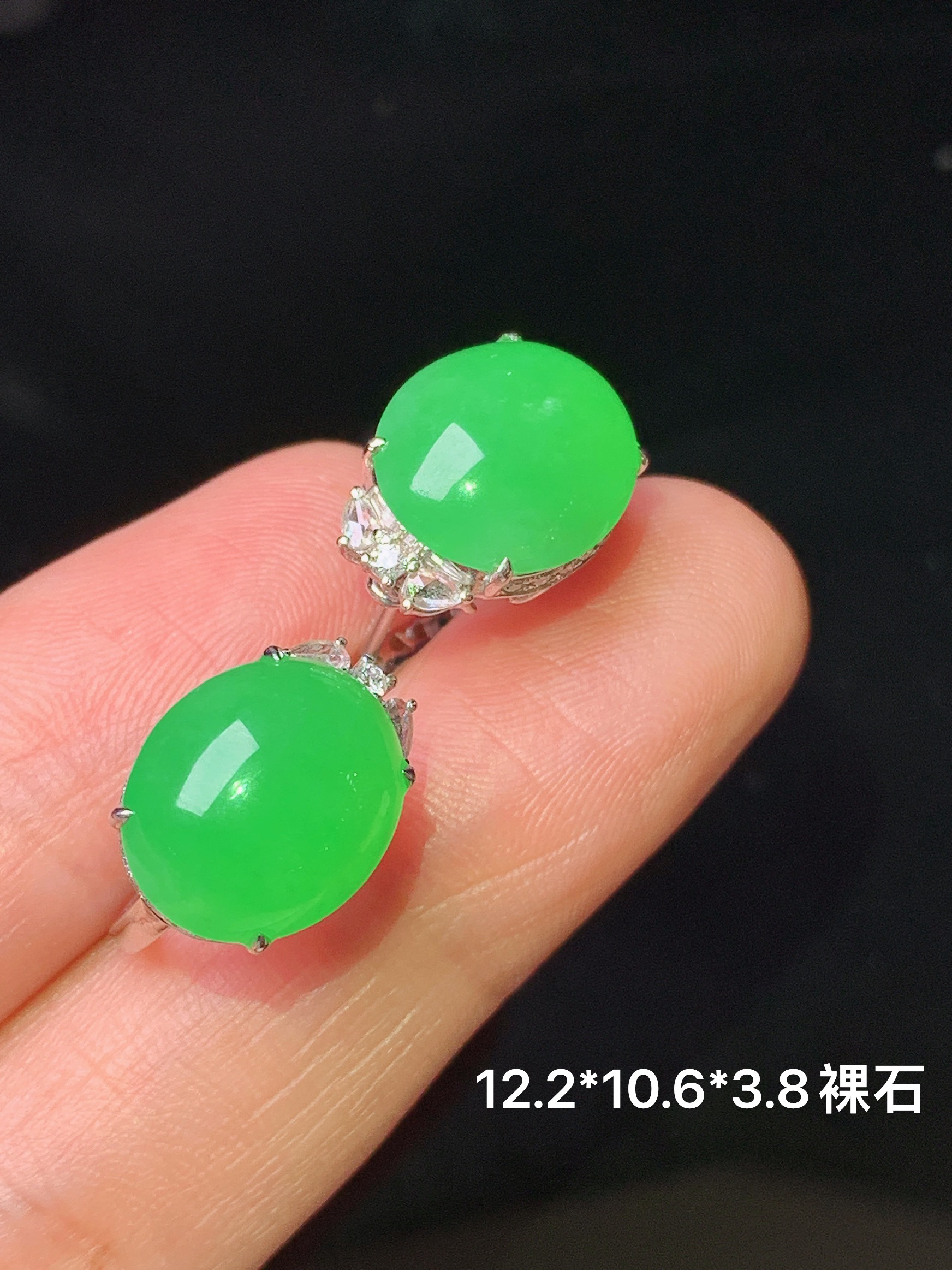 18k金钻镶嵌阳绿蛋面耳钉 玉质细腻 色泽艳丽清新 水润亮眼 裸石尺寸12.2*10.6*3.8 v1